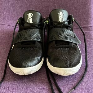 🔥🔥final price drop🔥🔥 Nike Kyrie Flytrap 3 (Womens 8/Big Kids 6.5)